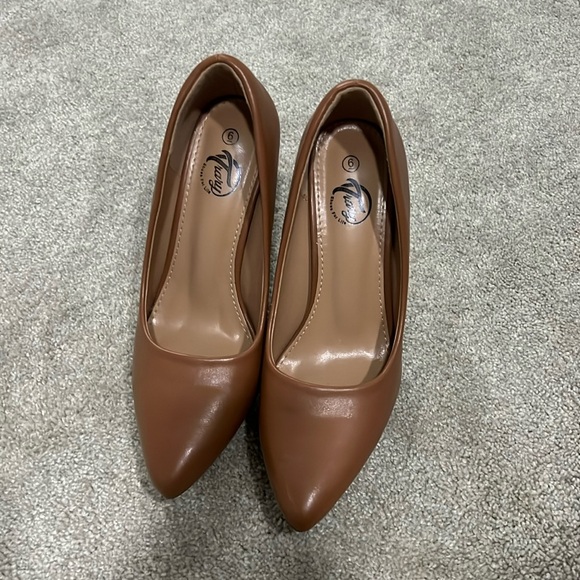 Pointed Toe Heels - Picture 1 of 4